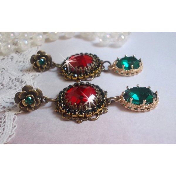 BOs Cameo vermelho e verde montados com cabochões de vidro vermelho, pingentes ovais de Zircónio, BOs em forma de flor de Bronze e acessórios de qualidade