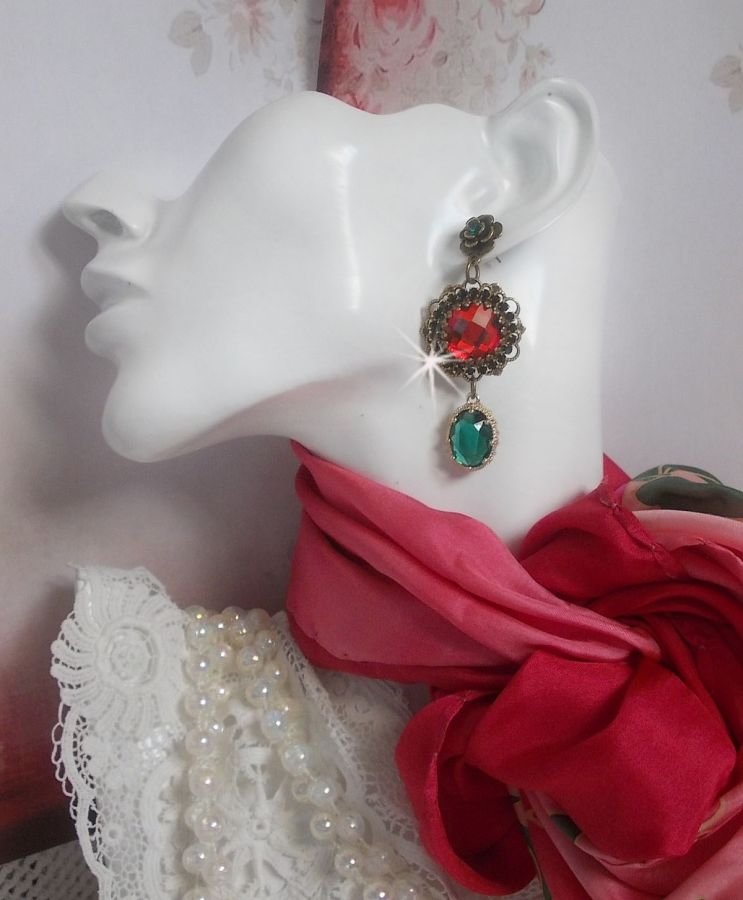 BOs Cameo vermelho e verde montados com cabochões de vidro vermelho, pingentes ovais de Zircónio, BOs em forma de flor de Bronze e acessórios de qualidade