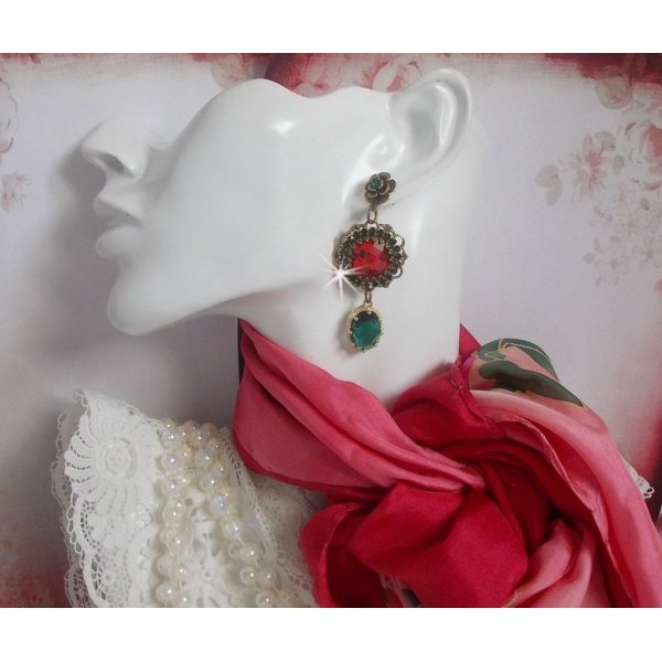 BOs Cameo vermelho e verde montados com caboch&otilde;es de vidro vermelho, pingentes ovais de Zirc&oacute;nio, BOs em forma de flor de Bronze e acess&oacute;rios de qualidade