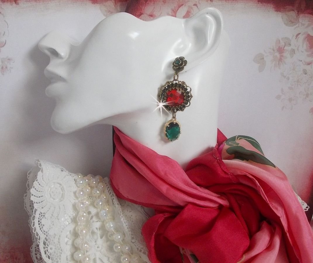BOs Cameo vermelho e verde montados com cabochões de vidro vermelho, pingentes ovais de Zircónio, BOs em forma de flor de Bronze e acessórios de qualidade