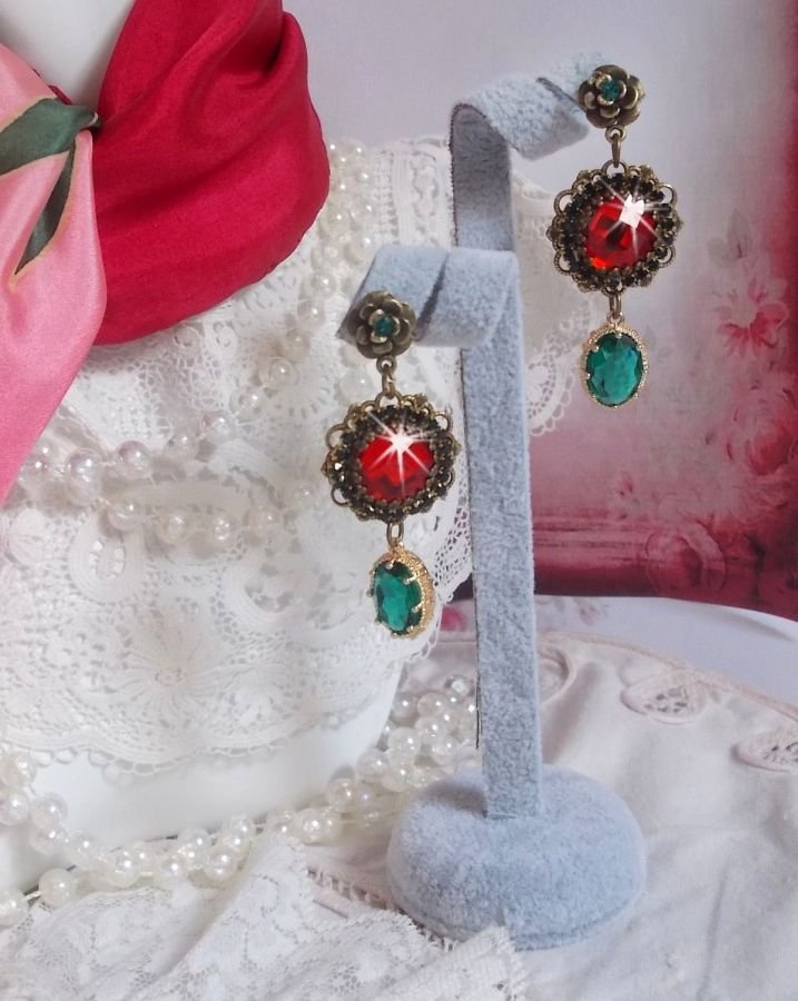 BOs Cameo vermelho e verde montados com cabochões de vidro vermelho, pingentes ovais de Zircónio, BOs em forma de flor de Bronze e acessórios de qualidade
