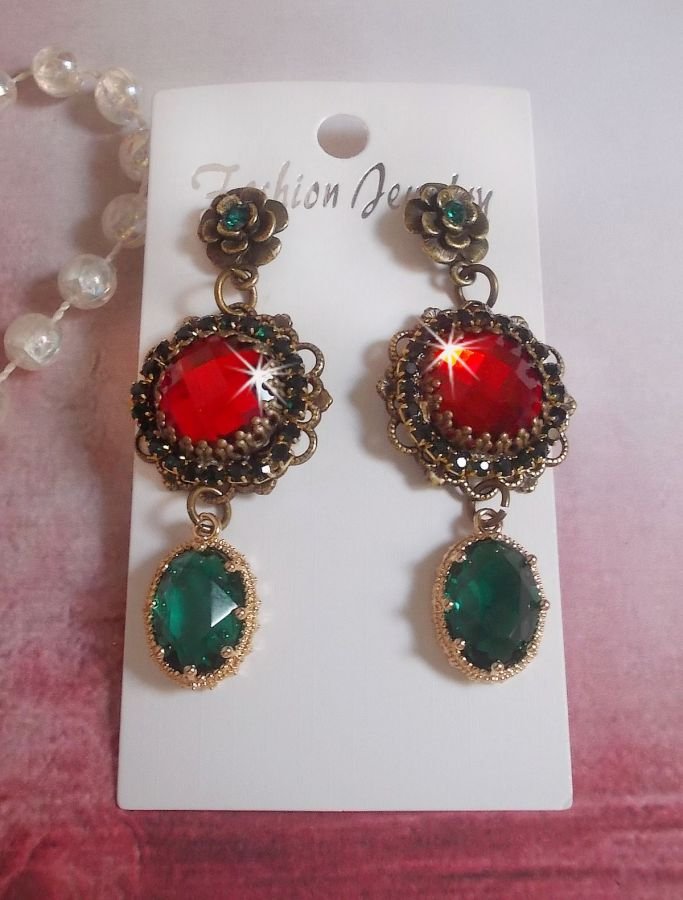 BOs Cameo vermelho e verde montados com cabochões de vidro vermelho, pingentes ovais de Zircónio, BOs em forma de flor de Bronze e acessórios de qualidade