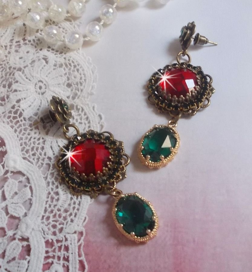 BOs Cameo vermelho e verde montados com cabochões de vidro vermelho, pingentes ovais de Zircónio, BOs em forma de flor de Bronze e acessórios de qualidade