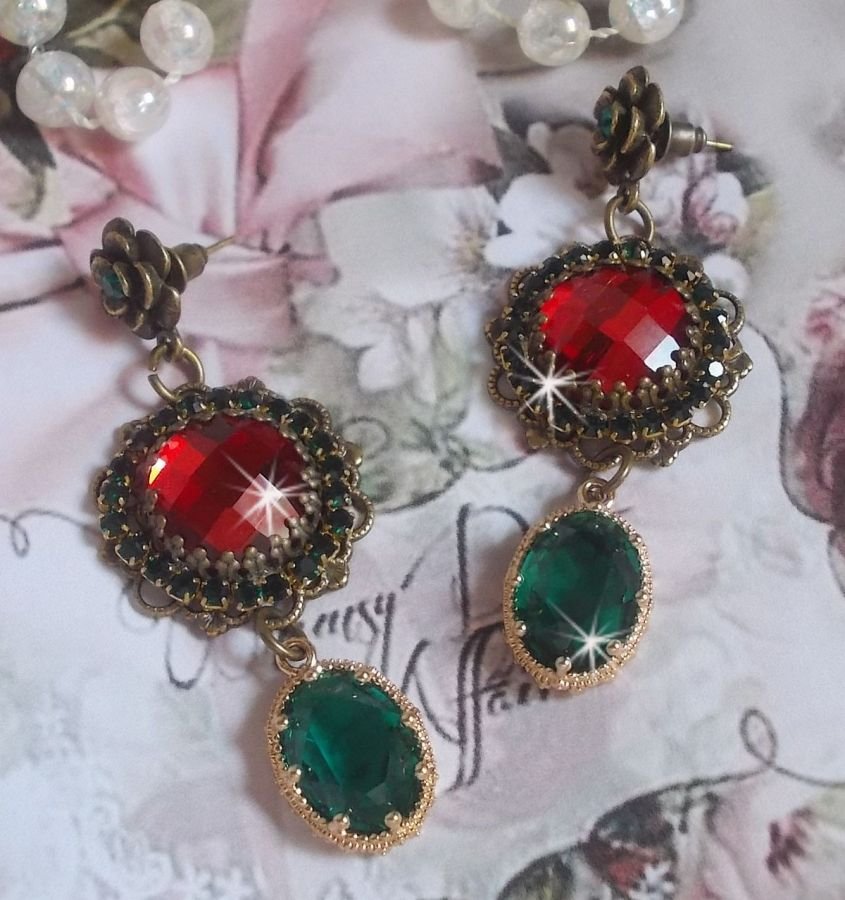 BOs Cameo vermelho e verde montados com cabochões de vidro vermelho, pingentes ovais de Zircónio, BOs em forma de flor de Bronze e acessórios de qualidade