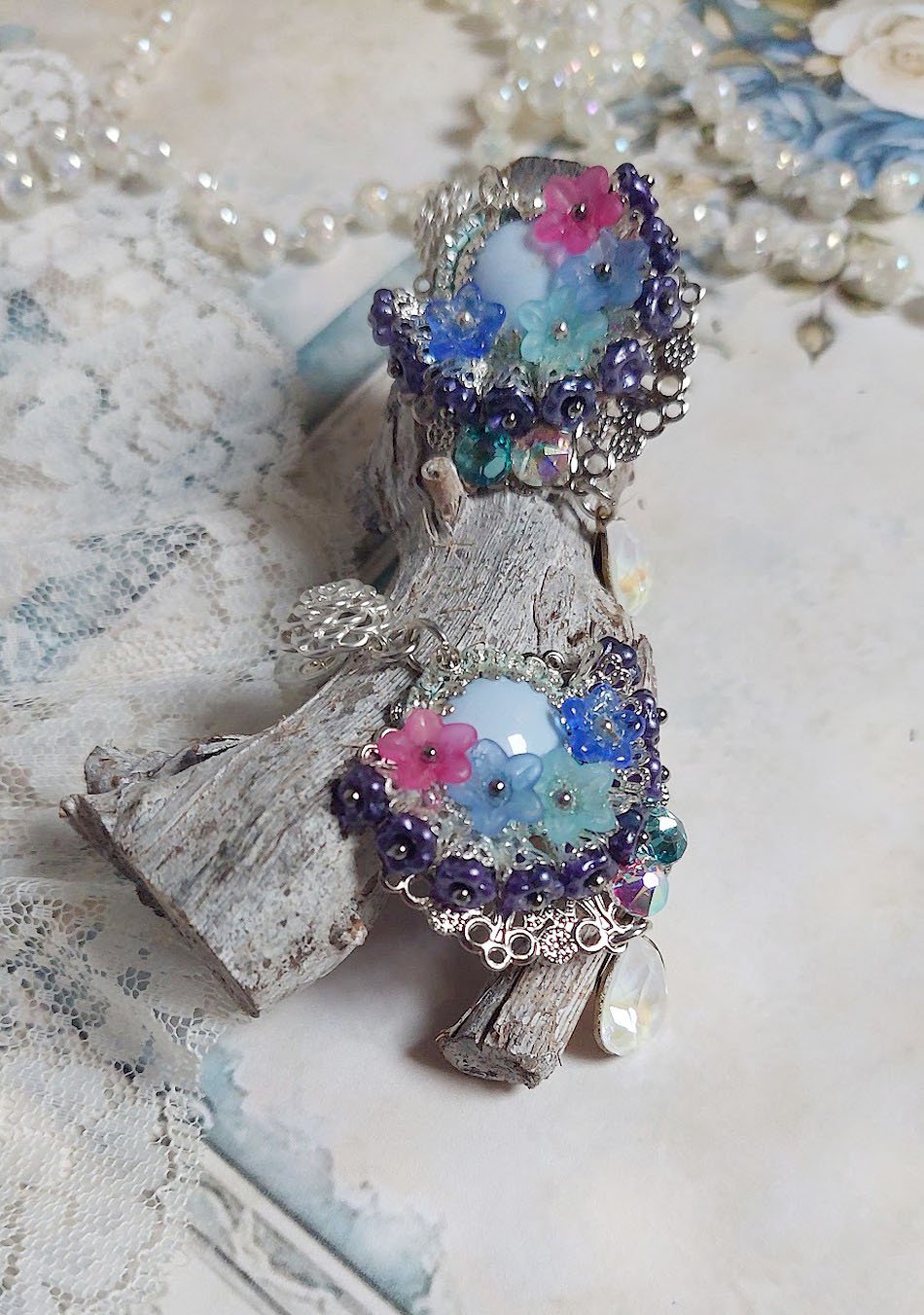 BO Cara&iuml;bes mont&eacute;es avec fleurs, strass, estampes, calottes, perles cristal Swarovski et clous d&rsquo;oreilles 