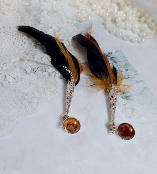 BO Chant du Coq avec des plumes de Coq et Cygne, cha&icirc;ne argent, cabochons r&eacute;sine et clous en laiton