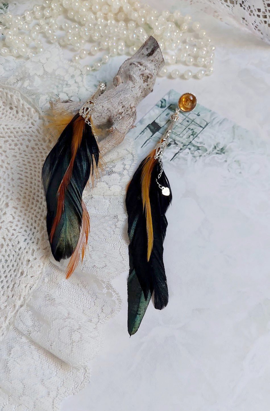 BO Chant du Coq avec des plumes de Coq et Cygne, cha&icirc;ne argent, cabochons r&eacute;sine et clous en laiton