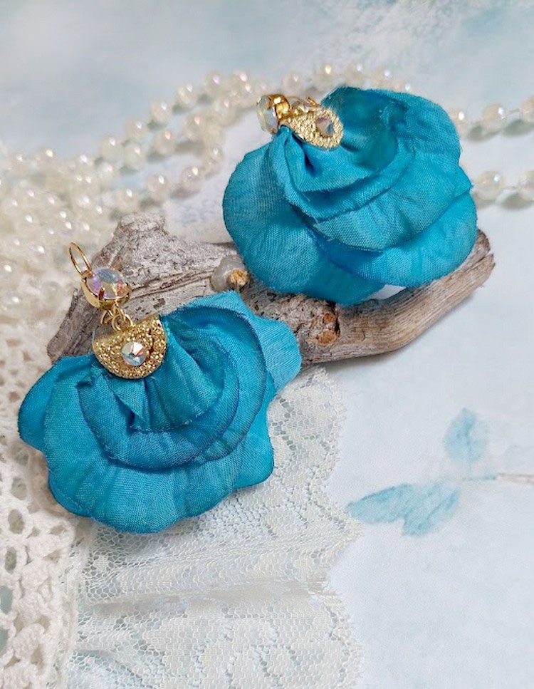 BO Charming Blue créées avec pétales de rose tissu, embouts demi-lunes et perles cristal Swarovski
