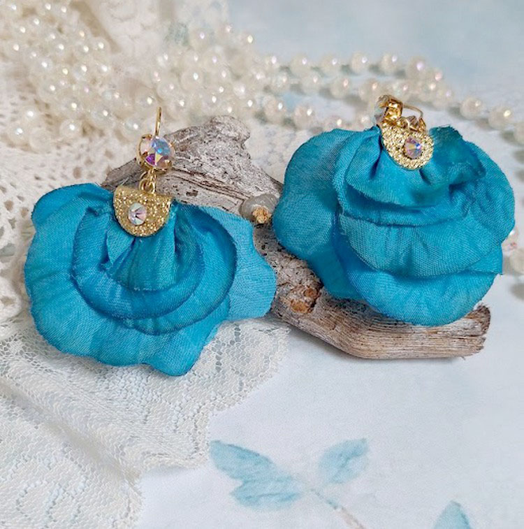BO Charming Blue créées avec pétales de rose tissu, embouts demi-lunes et perles cristal Swarovski