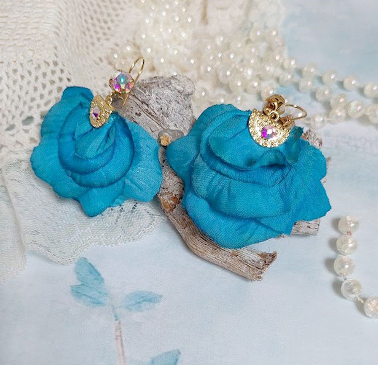 BO Charming Blue créées avec pétales de rose tissu, embouts demi-lunes et perles cristal Swarovski