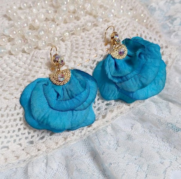 BO Charming Blue créées avec pétales de rose tissu, embouts demi-lunes et perles cristal Swarovski