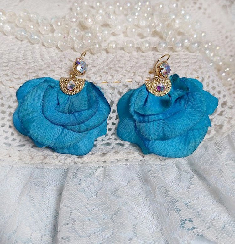 BO Charming Blue créées avec pétales de rose tissu, embouts demi-lunes et perles cristal Swarovski