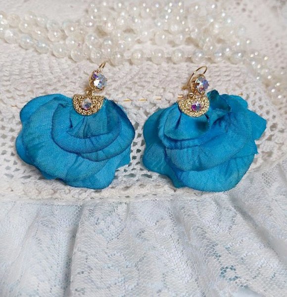 BO Charming Blue créées avec pétales de rose tissu, embouts demi-lunes et perles cristal Swarovski