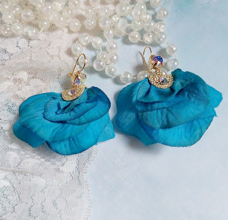 BO Charming Blue créées avec pétales de rose tissu, embouts demi-lunes et perles cristal Swarovski
