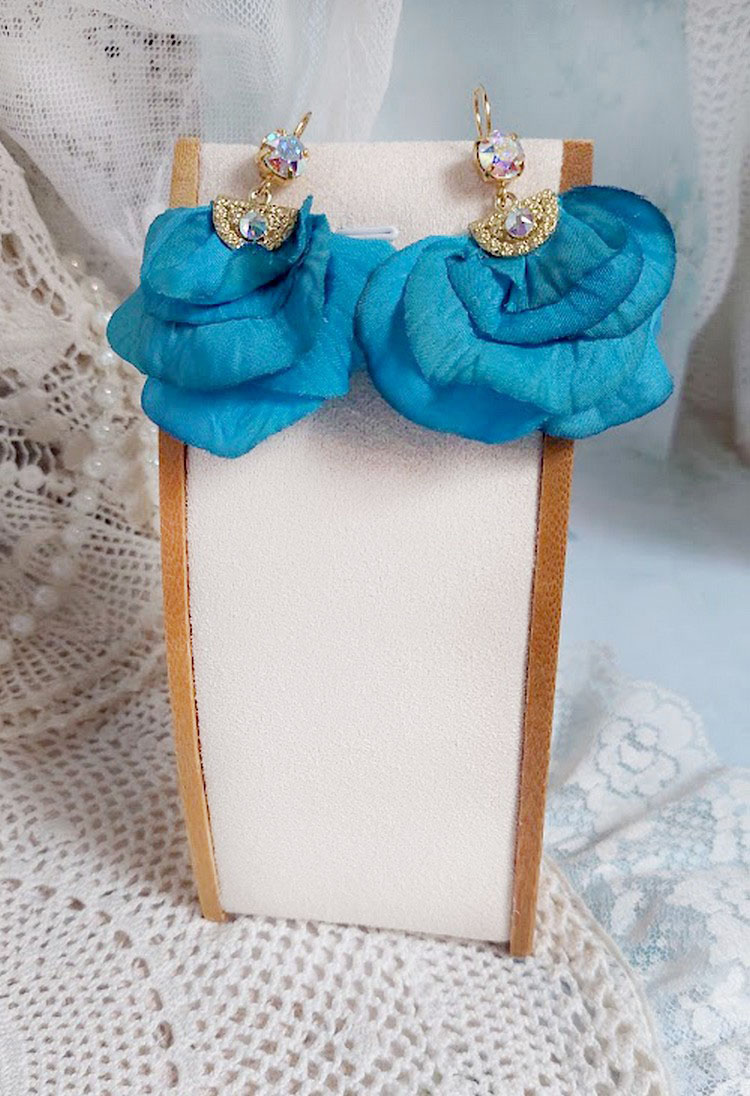 BO Charming Blue créées avec pétales de rose tissu, embouts demi-lunes et perles cristal Swarovski