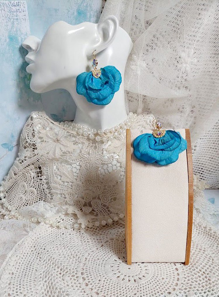 BO Charming Blue créées avec pétales de rose tissu, embouts demi-lunes et perles cristal Swarovski