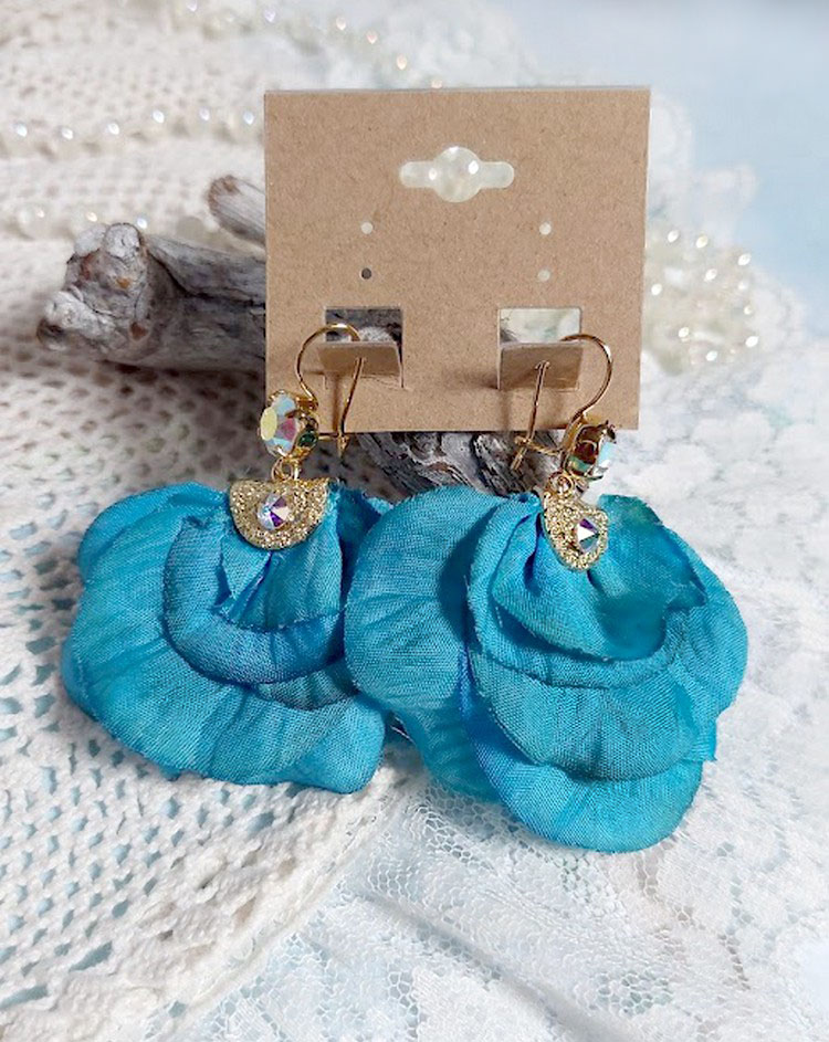 BO Charming Blue créées avec pétales de rose tissu, embouts demi-lunes et perles cristal Swarovski
