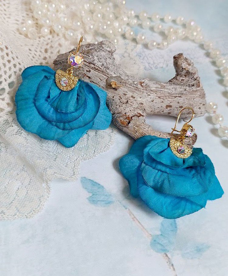 BO Charming Blue créées avec pétales de rose tissu, embouts demi-lunes et perles cristal Swarovski