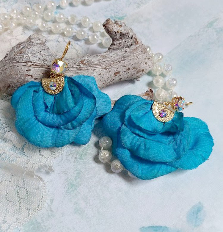 BO Charming Blue créées avec pétales de rose tissu, embouts demi-lunes et perles cristal Swarovski