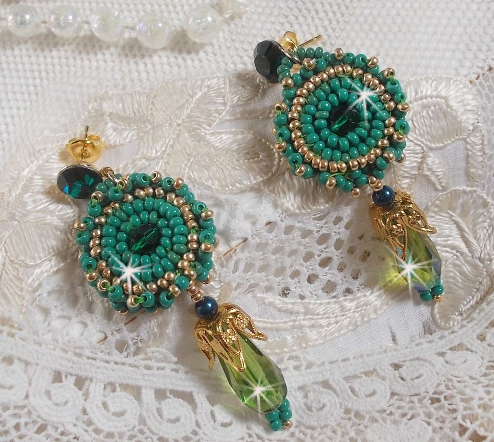 BO Charnelle bordado com contas redondas e cabochões Swarovski, gotas facetadas e contas de sementes