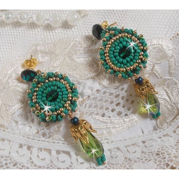 BO Charnelle bordado com contas redondas e caboch&otilde;es Swarovski, gotas facetadas e contas de sementes