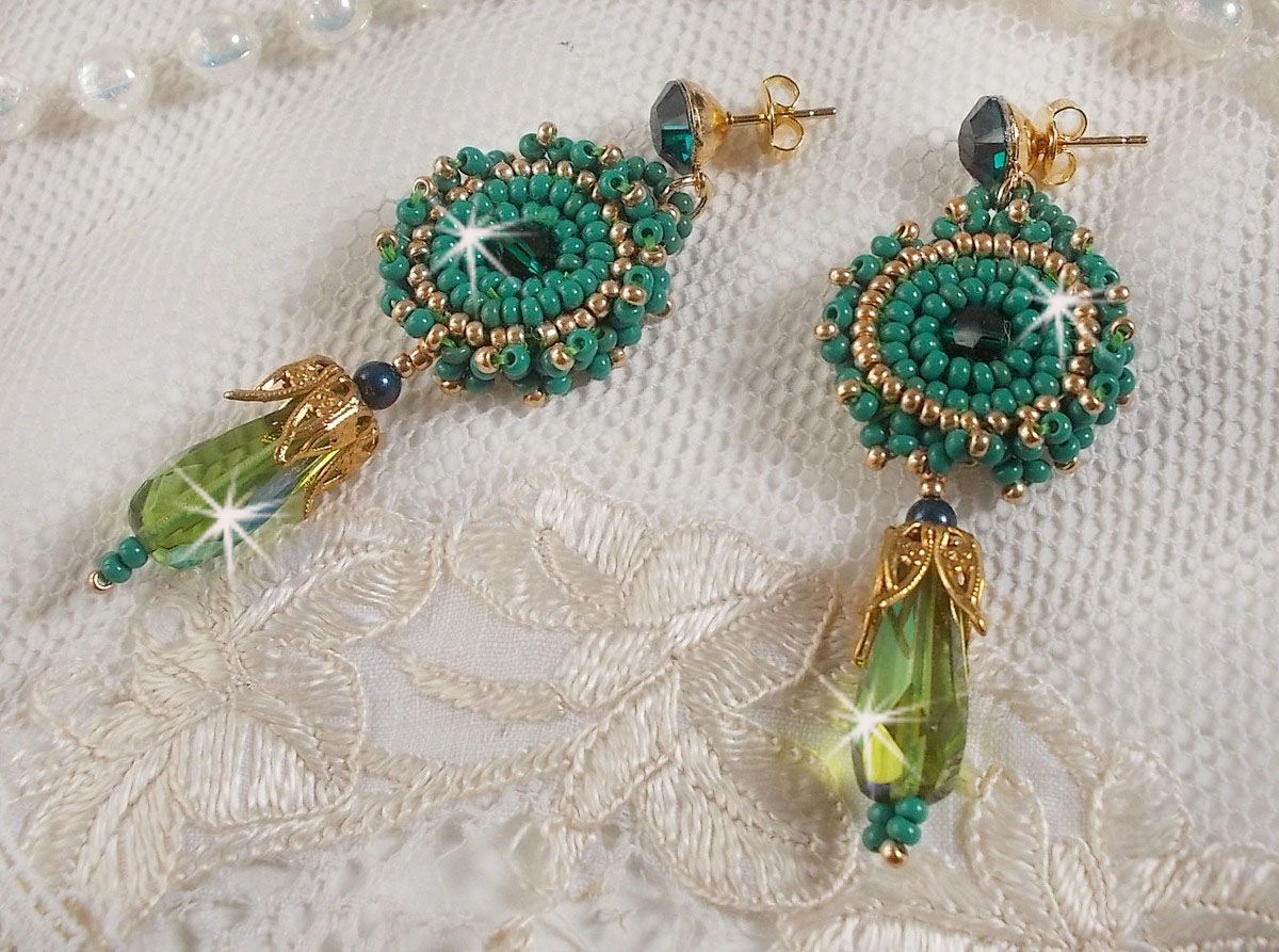 BO Charnelle bordado com contas redondas e cabochões Swarovski, gotas facetadas e contas de sementes