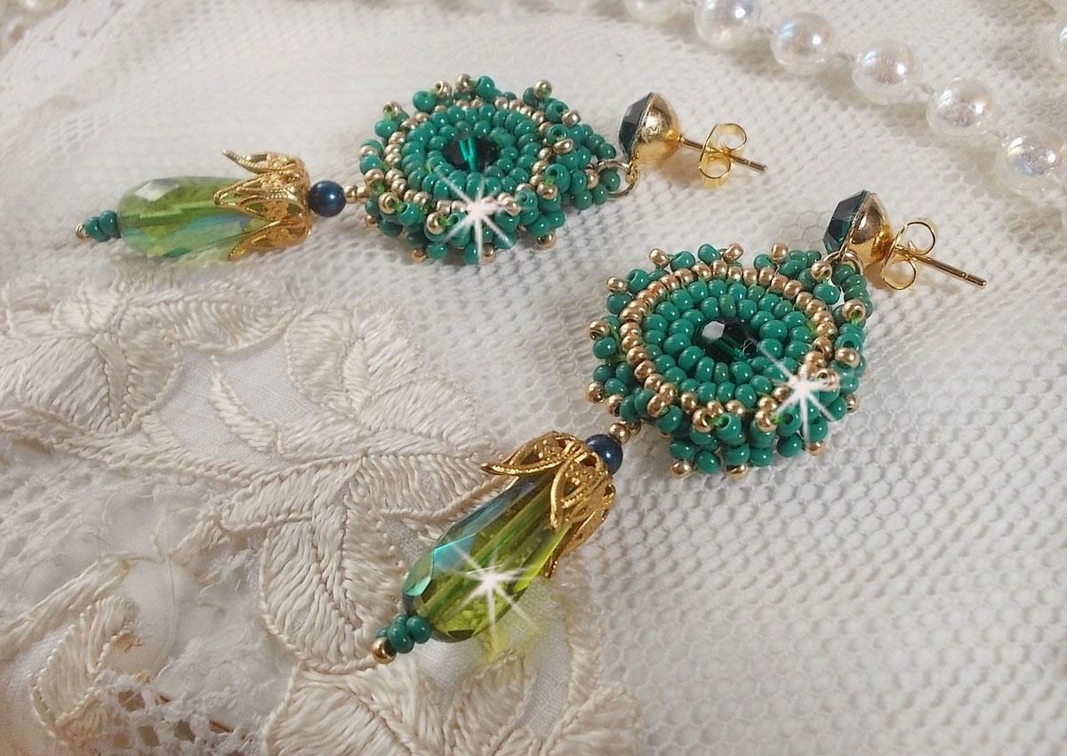 BO Charnelle bordado com contas redondas e cabochões Swarovski, gotas facetadas e contas de sementes