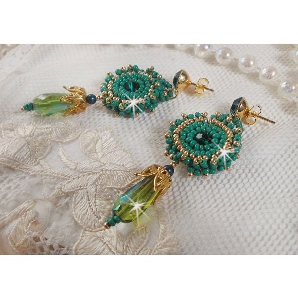 BO Charnelle bordado com contas redondas e caboch&otilde;es Swarovski, gotas facetadas e contas de sementes