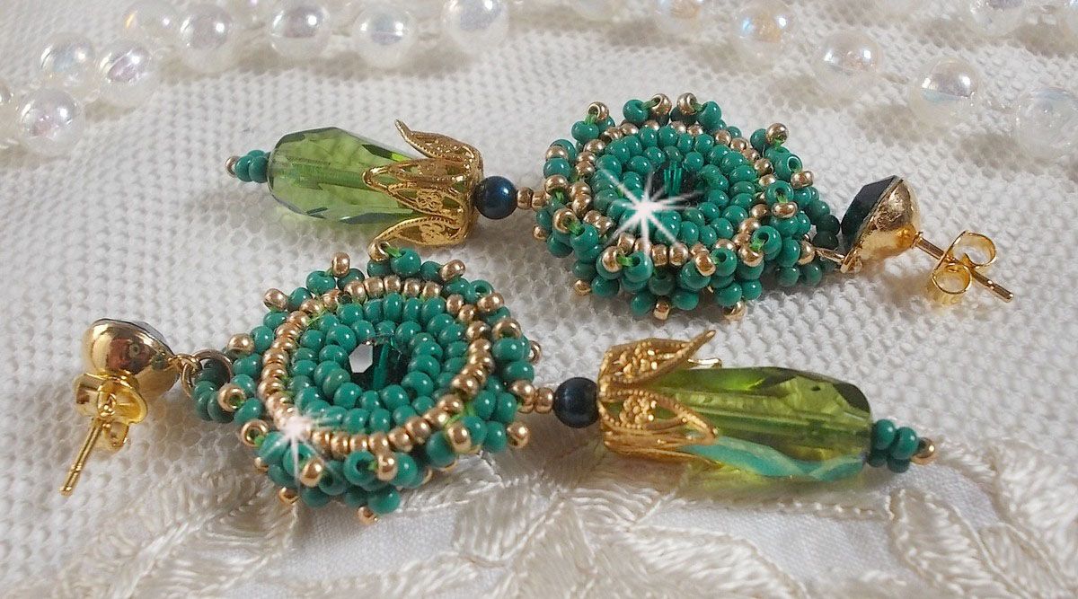 BO Charnelle bordado com contas redondas e cabochões Swarovski, gotas facetadas e contas de sementes