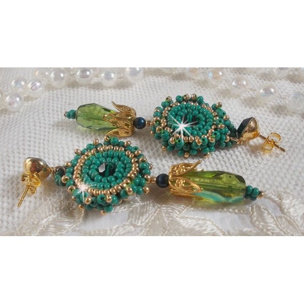 BO Charnelle bordado com contas redondas e cabochões Swarovski, gotas facetadas e contas de sementes