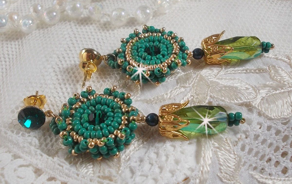 BO Charnelle bordado com contas redondas e cabochões Swarovski, gotas facetadas e contas de sementes