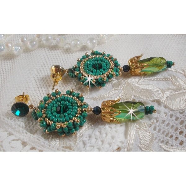 BO Charnelle bordado com contas redondas e cabochões Swarovski, gotas facetadas e contas de sementes