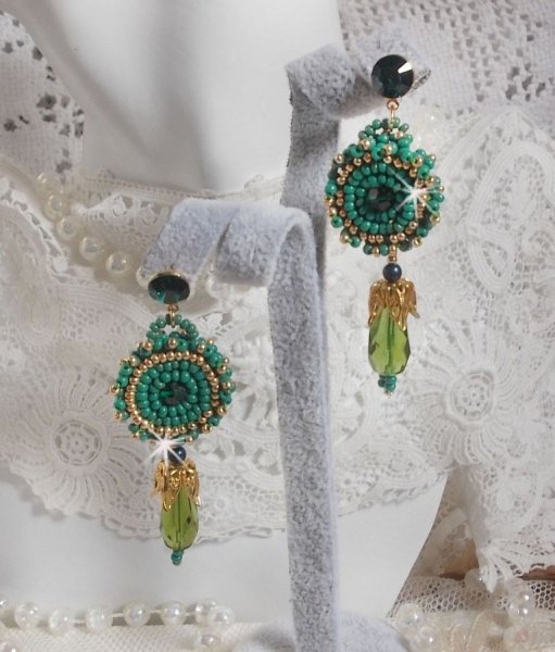 BO Charnelle bordado com contas redondas e caboch&otilde;es Swarovski, gotas facetadas e contas de sementes