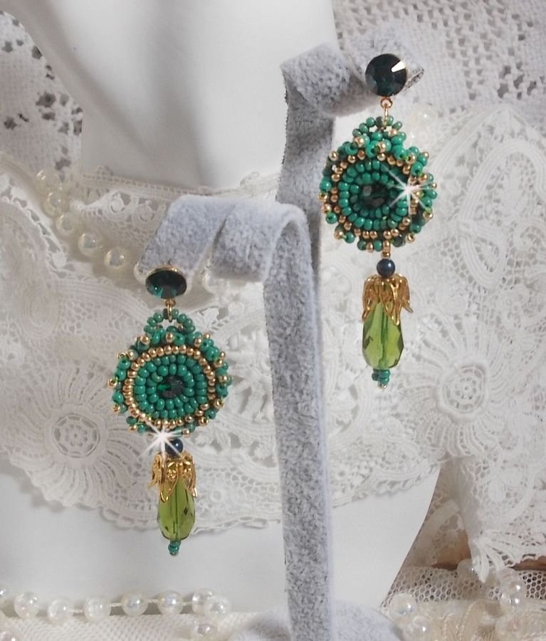 BO Charnelle bordado com contas redondas e cabochões Swarovski, gotas facetadas e contas de sementes