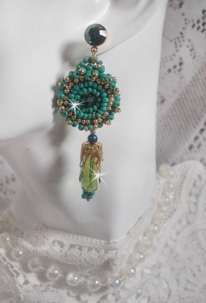 BO Charnelle bordado com contas redondas e caboch&otilde;es Swarovski, gotas facetadas e contas de sementes