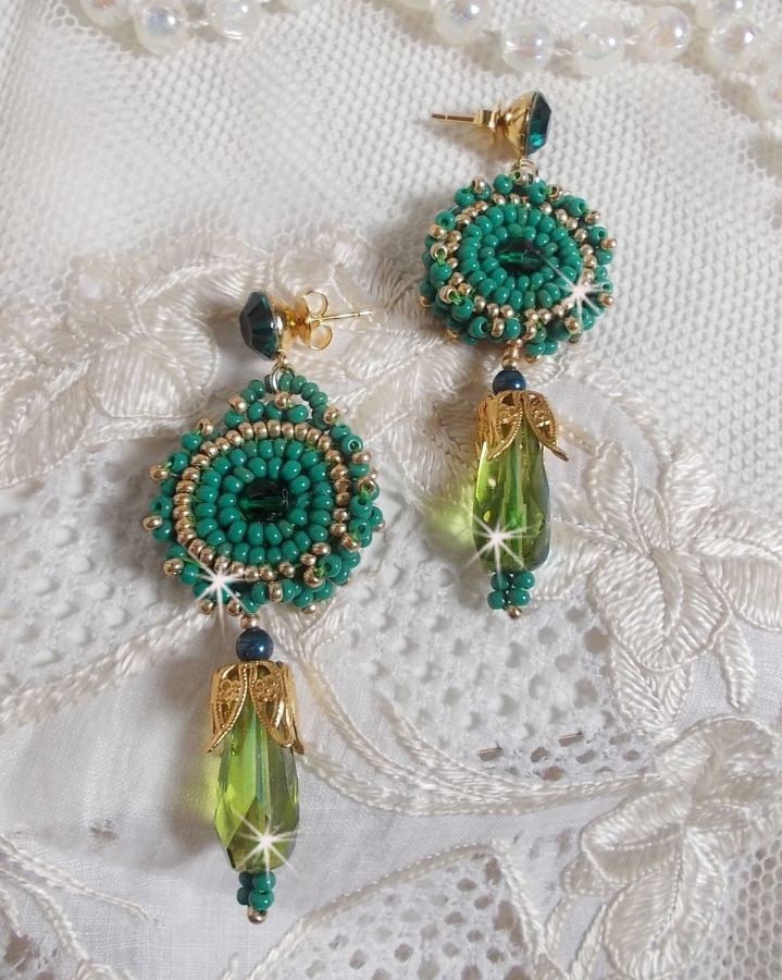 BO Charnelle bordado com contas redondas e cabochões Swarovski, gotas facetadas e contas de sementes
