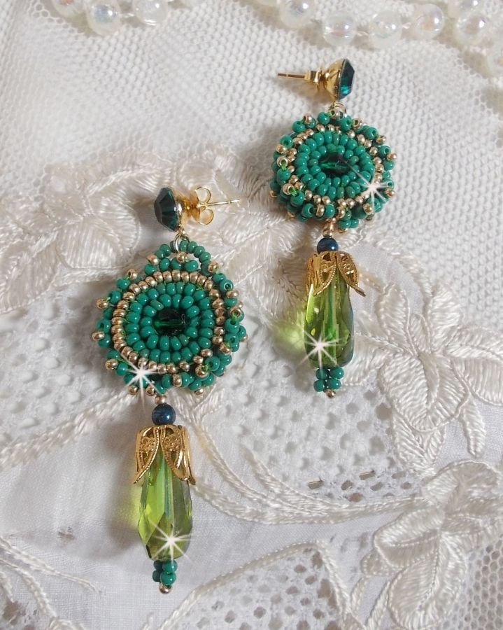 BO Charnelle bordado com contas redondas e cabochões Swarovski, gotas facetadas e contas de sementes