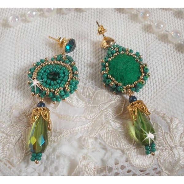 BO Charnelle bordado com contas redondas e caboch&otilde;es Swarovski, gotas facetadas e contas de sementes