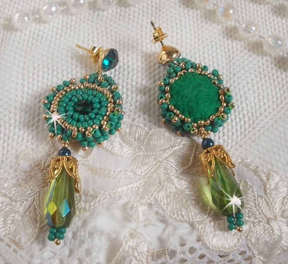 BO Charnelle bordado com contas redondas e cabochões Swarovski, gotas facetadas e contas de sementes