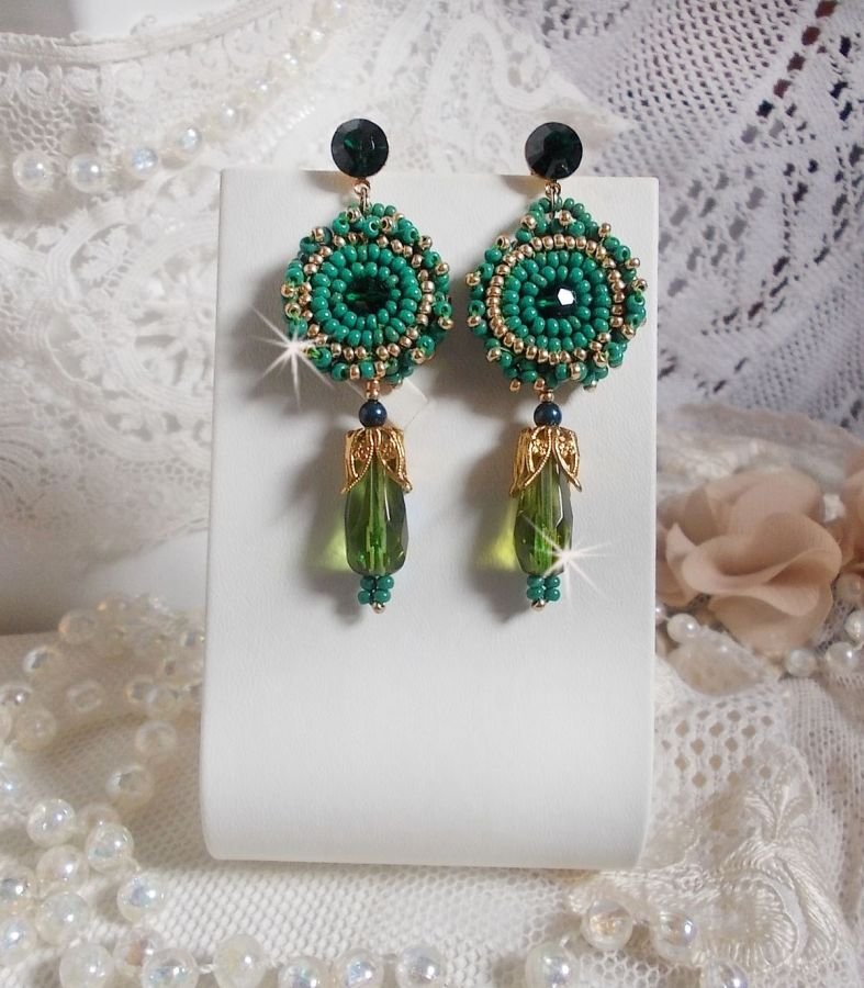 BO Charnelle bordado com contas redondas e cabochões Swarovski, gotas facetadas e contas de sementes