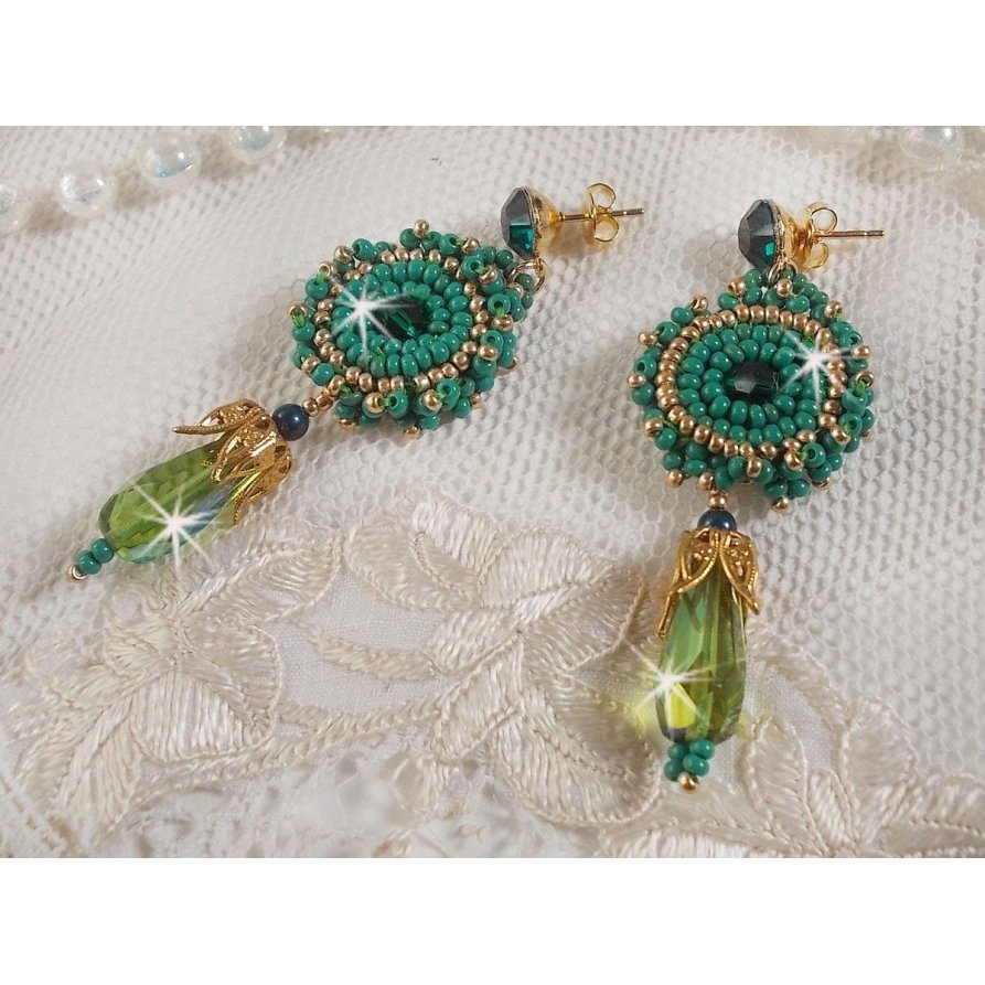 BO Charnelle bordado com contas redondas e cabochões Swarovski, gotas facetadas e contas de sementes