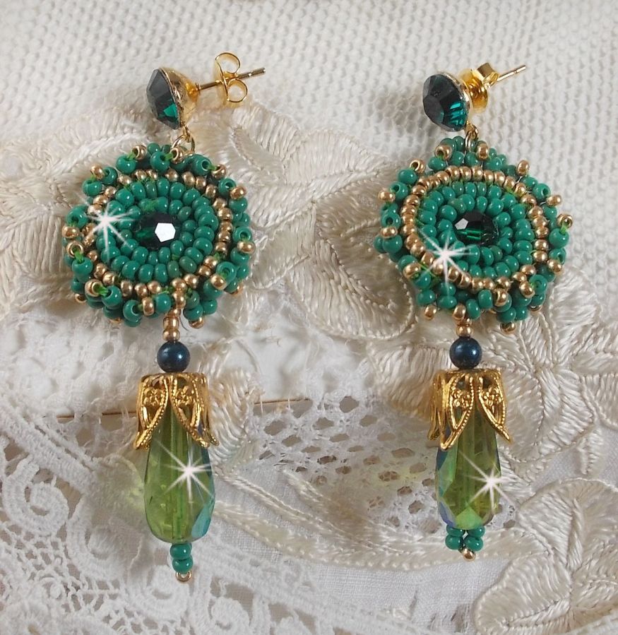 BO Charnelle bordado com contas redondas e cabochões Swarovski, gotas facetadas e contas de sementes