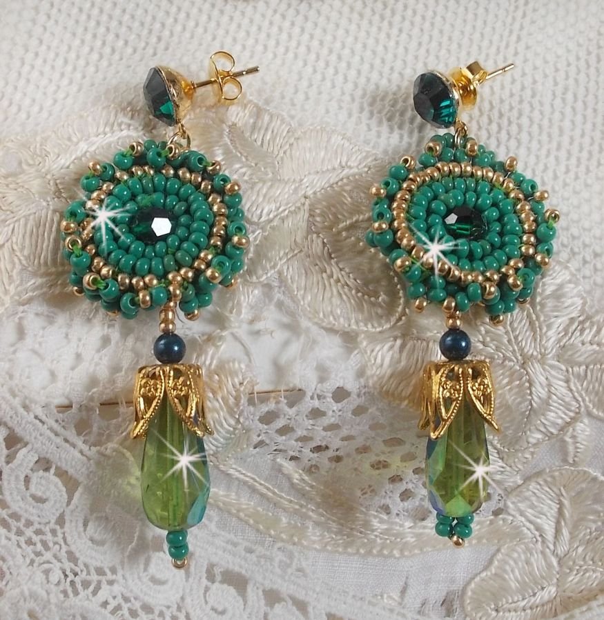 BO Charnelle bordado com contas redondas e cabochões Swarovski, gotas facetadas e contas de sementes