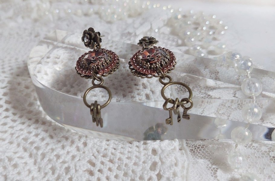 BO Chata Steampunk montées avec breloques clés, strass, cabochons loupes et perles Cristal Swarovski