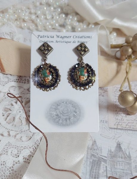 BO Chatou Steampunk mont&eacute;es avec cabochons loupes repr&eacute;sentant des chats en chapeau haut de forme Vert avec un m&eacute;daillon orn&eacute;s d&rsquo;une cha&icirc;ne strass Noire sur estampes Bonze et clous d'oreilles Laiton