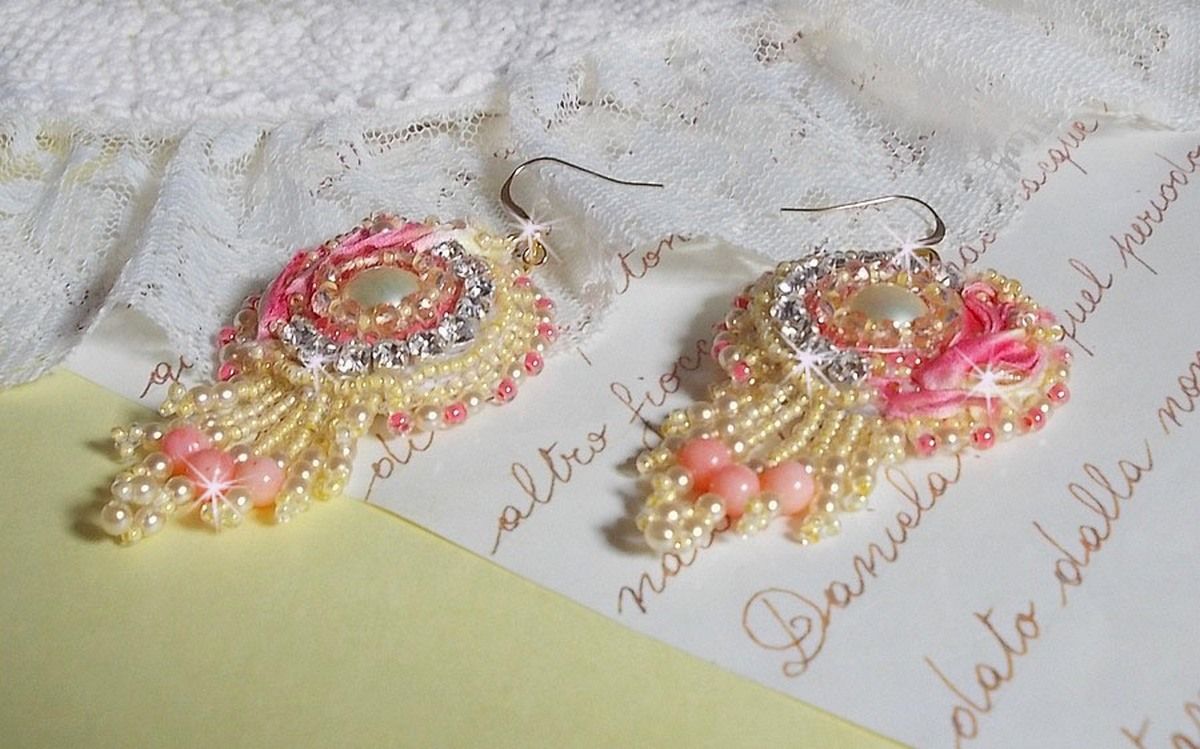 Tender Heart BO bordado com fita de seda amarela e rosa, luneta, contas de sementes e fivelas de 14 quilates preenchidas com ouro