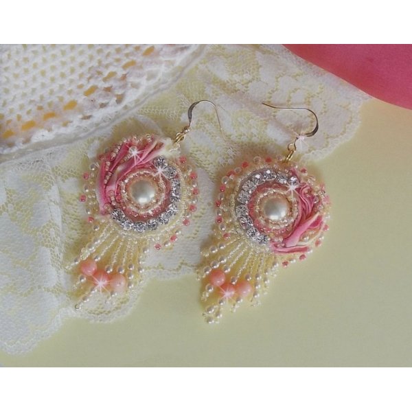 Tender Heart BO bordado com fita de seda amarela e rosa, luneta, contas de sementes e fivelas de 14 quilates preenchidas com ouro