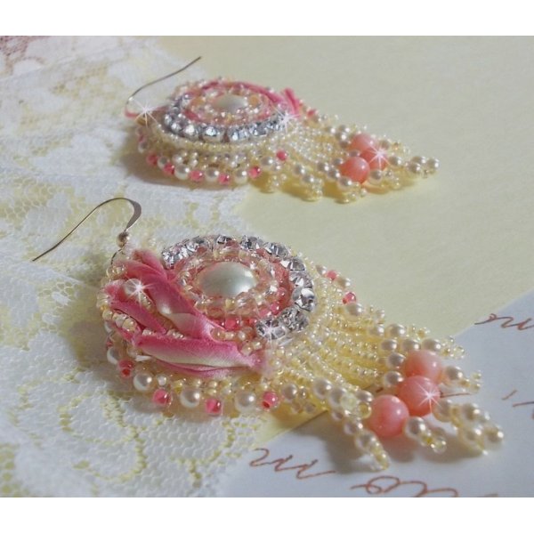 Tender Heart BO bordado com fita de seda amarela e rosa, luneta, contas de sementes e fivelas de 14 quilates preenchidas com ouro