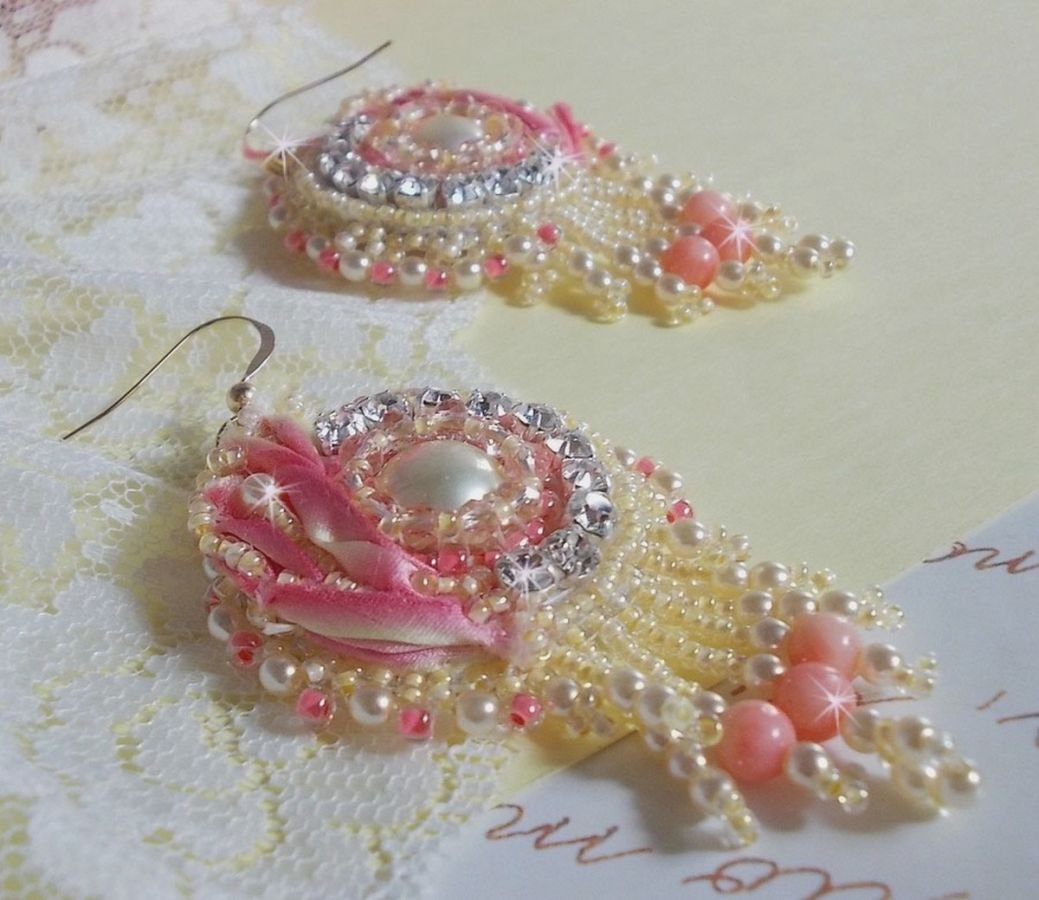 Tender Heart BO bordado com fita de seda amarela e rosa, luneta, contas de sementes e fivelas de 14 quilates preenchidas com ouro