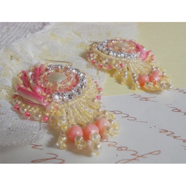 Tender Heart BO bordado com fita de seda amarela e rosa, luneta, contas de sementes e fivelas de 14 quilates preenchidas com ouro